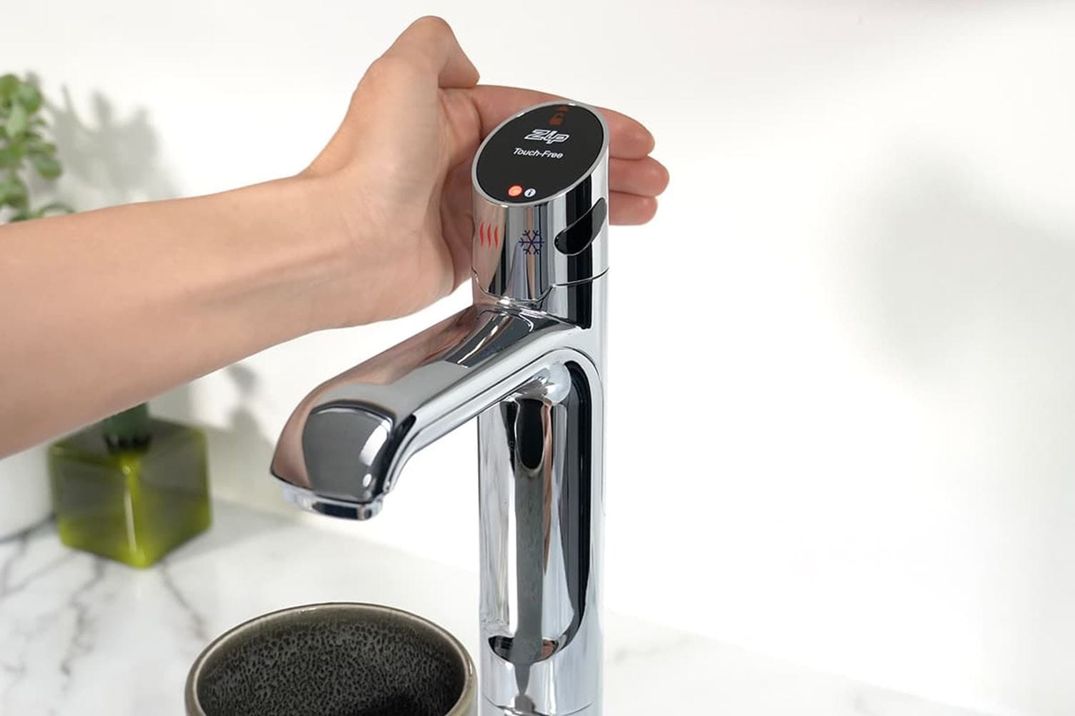 water with T　セラスパ HydroTap Touch-Free Wave - Zip Water